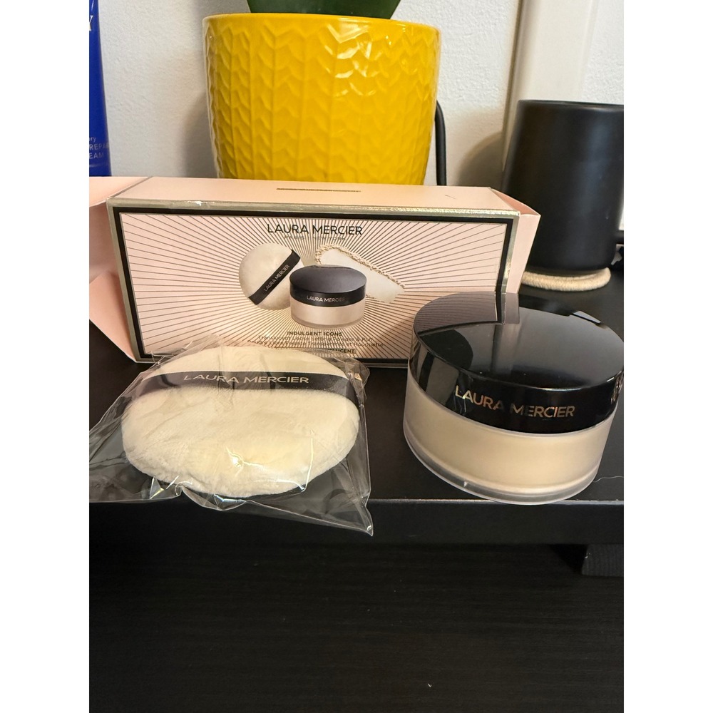 Laura Mercier  Translucent Loose Setting Powder & puff Set new in box